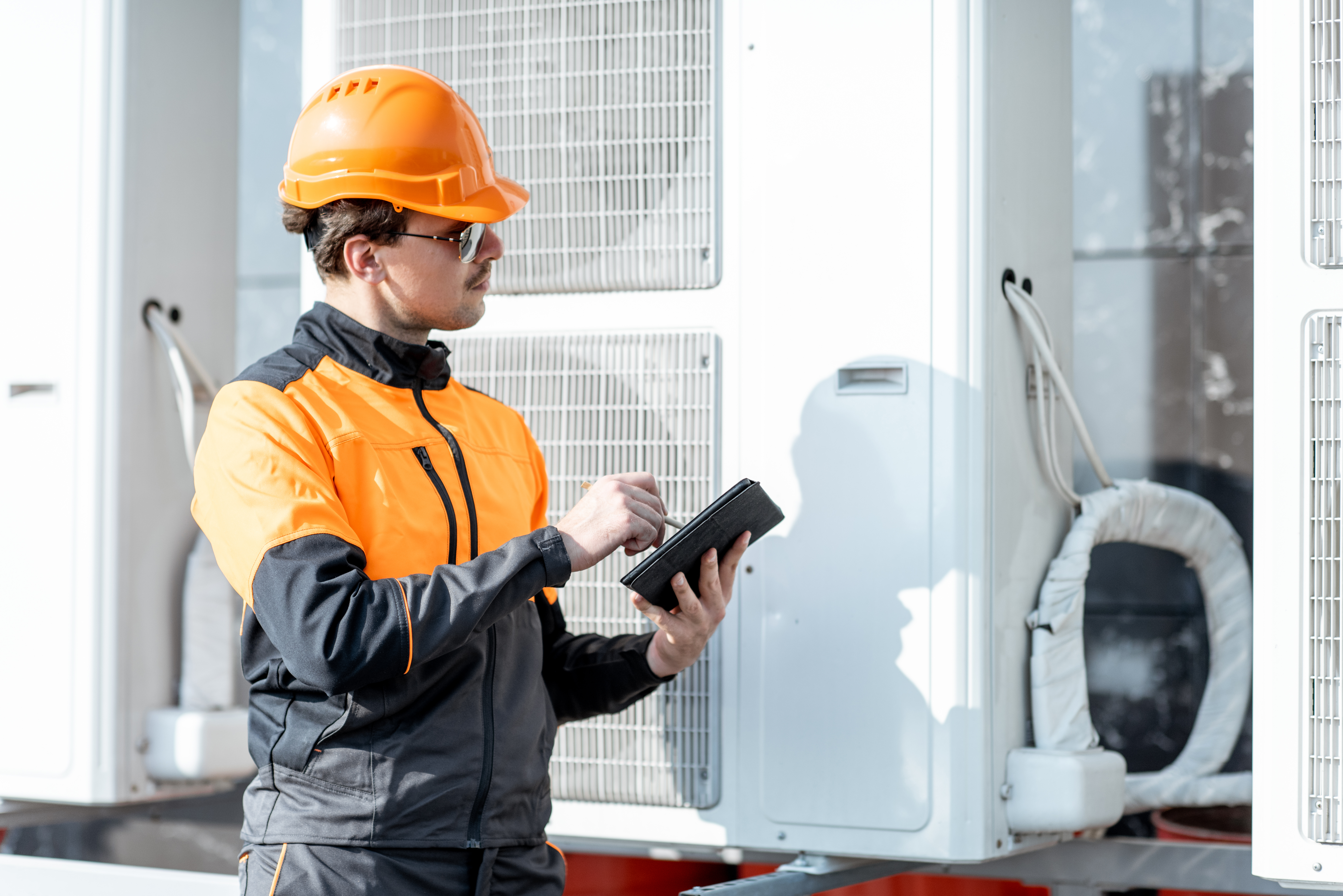 I lavoratori stanno controllando la pompa di calore.