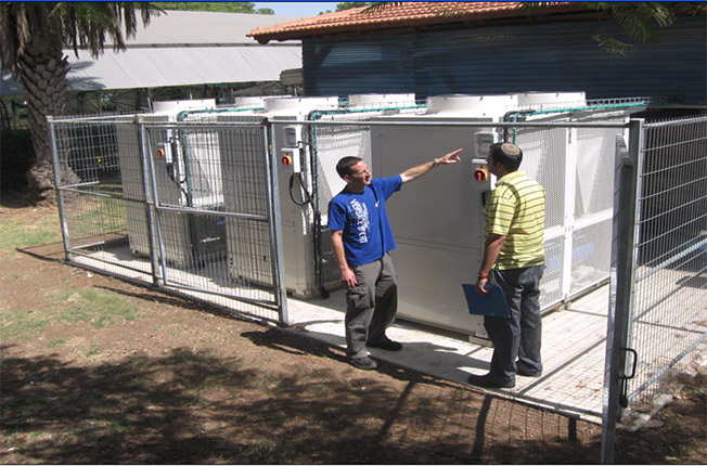 Le persone stanno controllando la pompa di calore della piscina commerciale