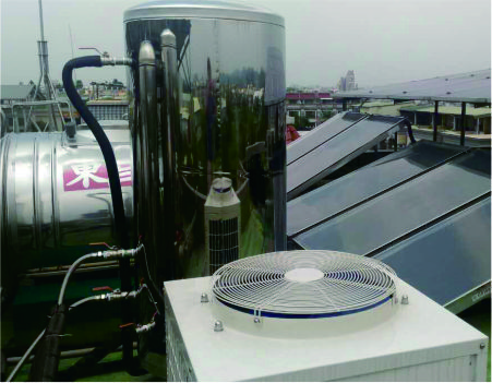 Scaldabagno a pompa di calore ad aria dotato di pannelli solari
