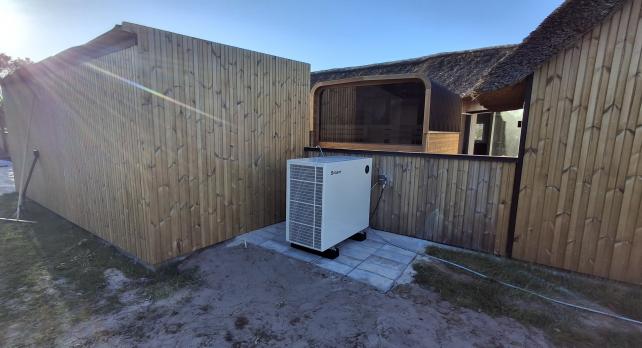 SPRSUN Pompa di calore per piscina Ocean Series installata accanto a una piscina europea in un cortile 