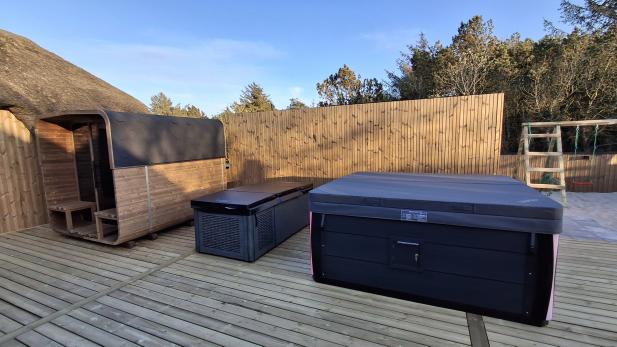 Piscina europea in un cortile che utilizza la pompa di calore per piscina SPRSUN